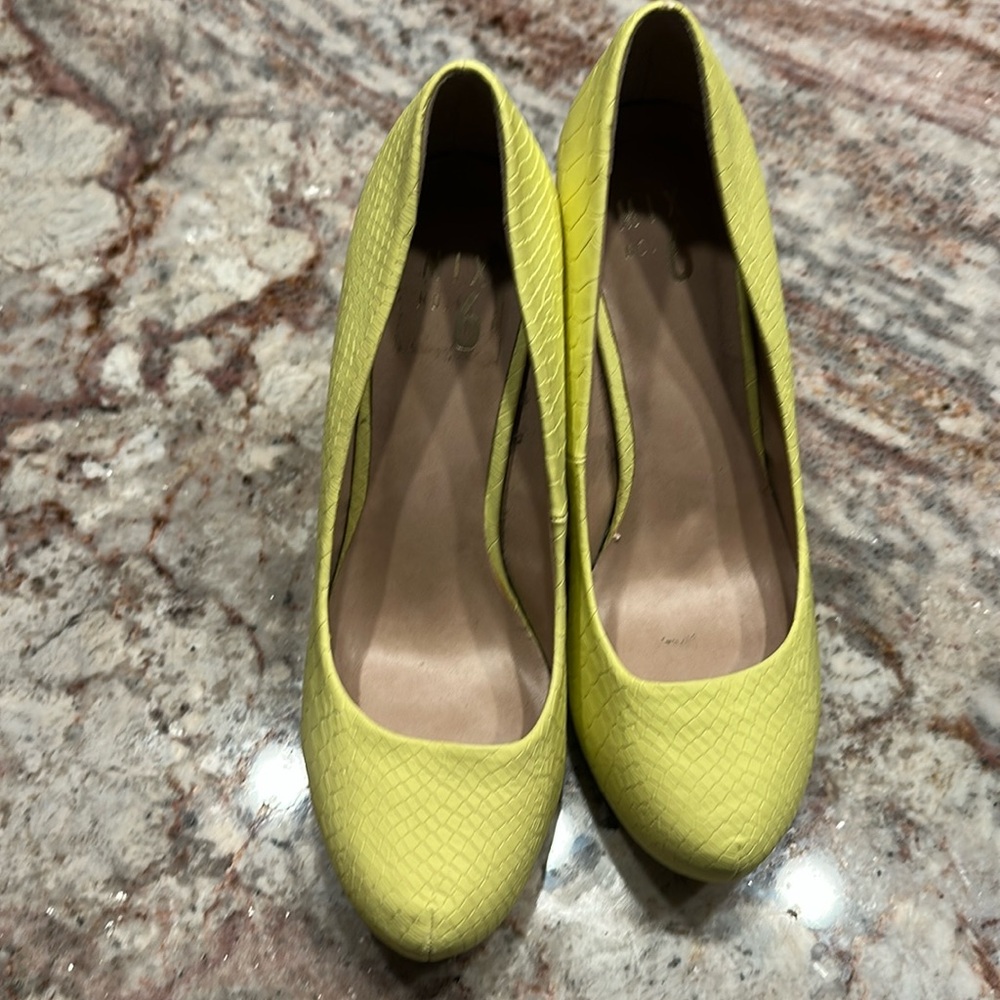 Women’s Mix No. 6 softball yellow heels size 10